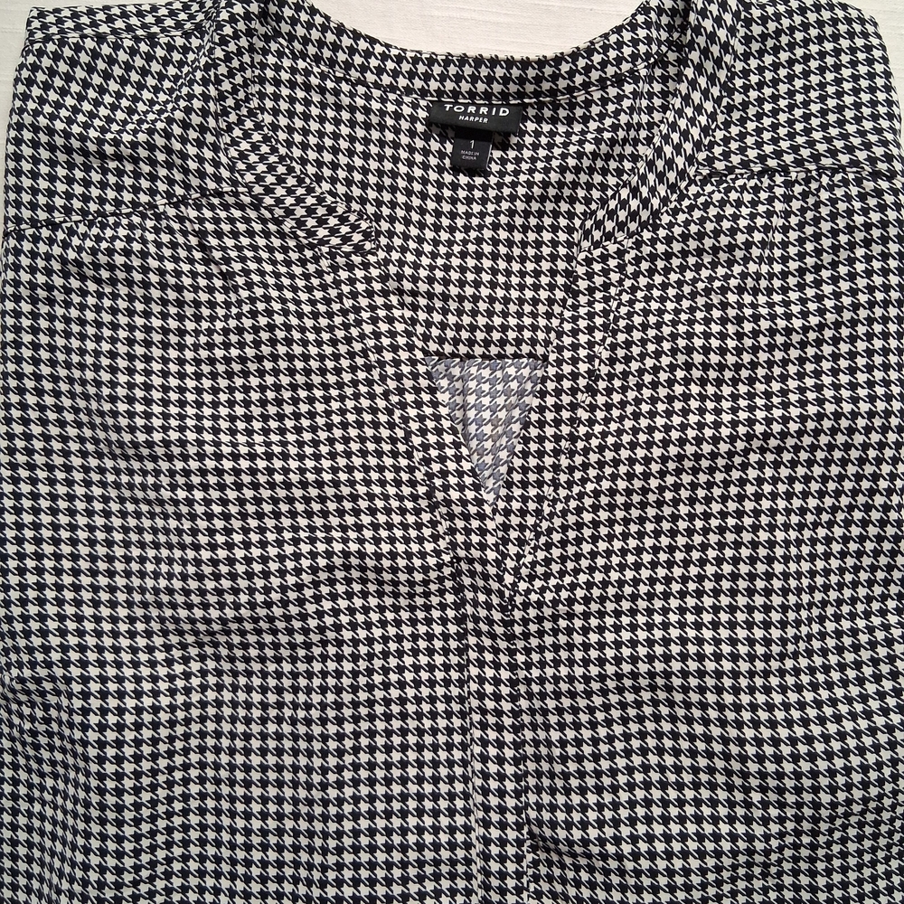 torrid Black and White Houndstooth V-Neck Blouse - Picture 9 of 14